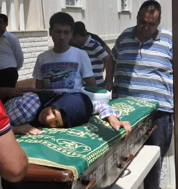 Denizli'deki Otobüs Kazasında Ölenler Toprağa Verildi