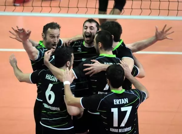 Konak Belediyesporun Antrenör ve Oyuncuları Ayrıldı