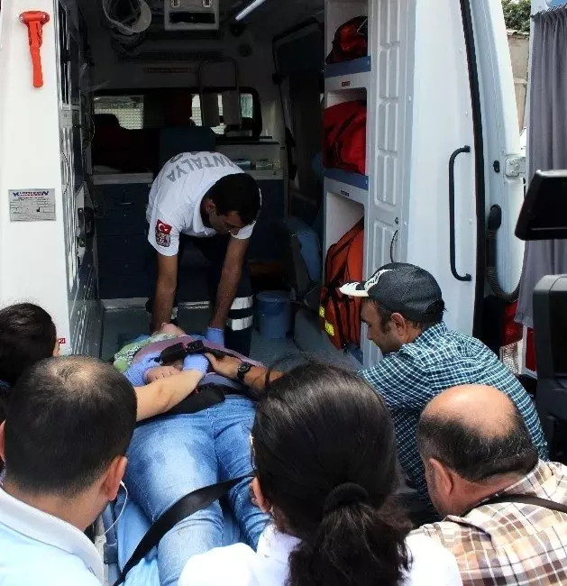 Annesinin Kucağından Düşen Bebek Minibüs Altında Kalıp