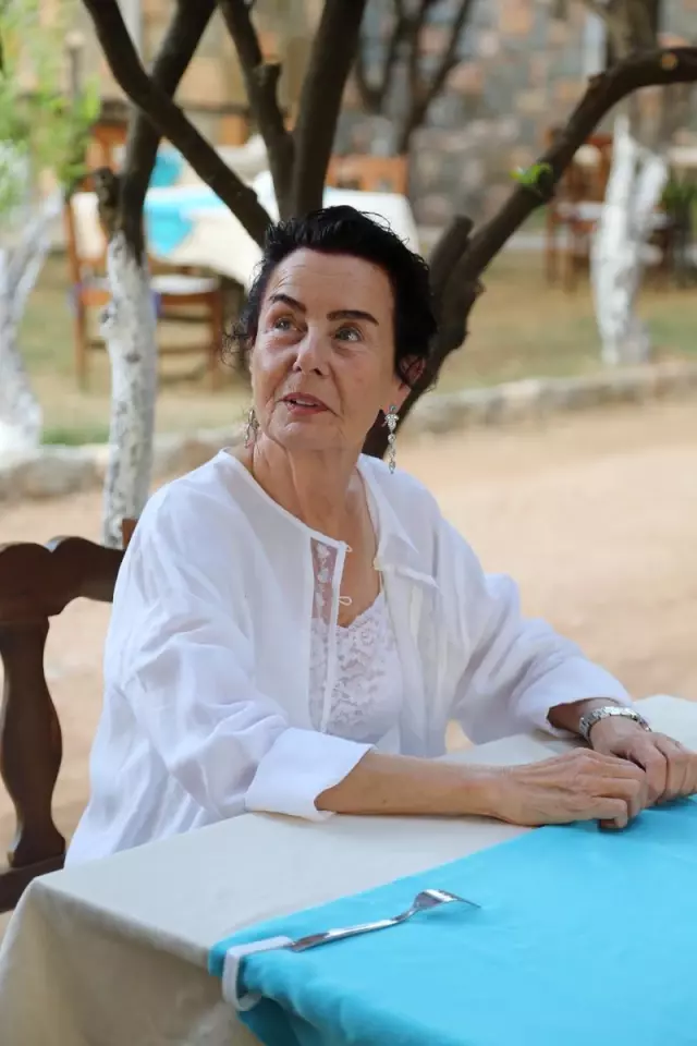 Fatma Girik'ten 'Gençlere Yer Açın' Çağrısı Fatma Girik'ten 'Gençlere Yer Açın' Çağrısı