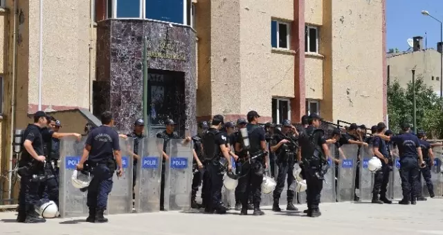 Van'da Özalp Kaymakamlığı ve Adliyeye Molotoflu Saldırı