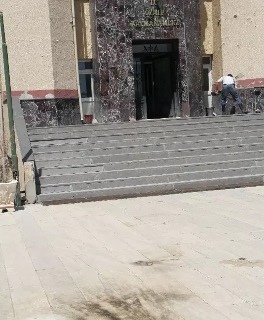 Van'da Özalp Kaymakamlığı ve Adliyeye Molotoflu Saldırı