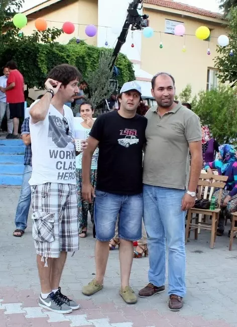 İlker Ayrık Hem Oynuyor Hem Yönetiyor İlker Ayrık Hem Oynuyor Hem Yönetiyor