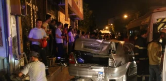İzmit'te Minibüs Park Halindeki Otomobile Çarptı