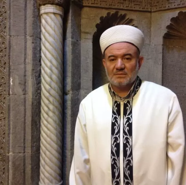 8 Asırdır Dönen Sütun Dikkat Çekiyor 8 Asırdır Dönen Sütun Dikkat Çekiyor