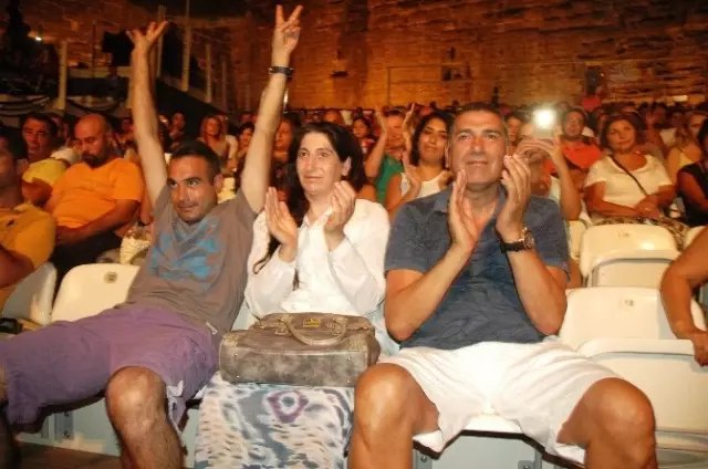 Aynur Doğan Bodrum'da Sahneye Çıktı Aynur Doğan Bodrum'da Sahneye Çıktı