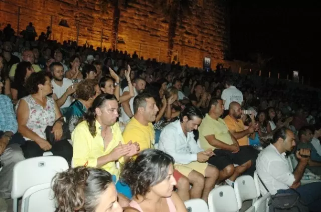 Aynur Doğan Bodrum'da Sahneye Çıktı Aynur Doğan Bodrum'da Sahneye Çıktı