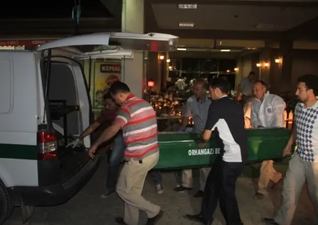 Bursa'da Kanlı Kavga: 2 Ölü, 3 Yaralı Bursa'da Kanlı Kavga: 2 Ölü, 3 Yaralı