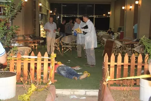 Kafeteryada Silahlı Kavga: 2 Ölü, 3 Yaralı Kafeteryada Silahlı Kavga: 2 Ölü, 3 Yaralı