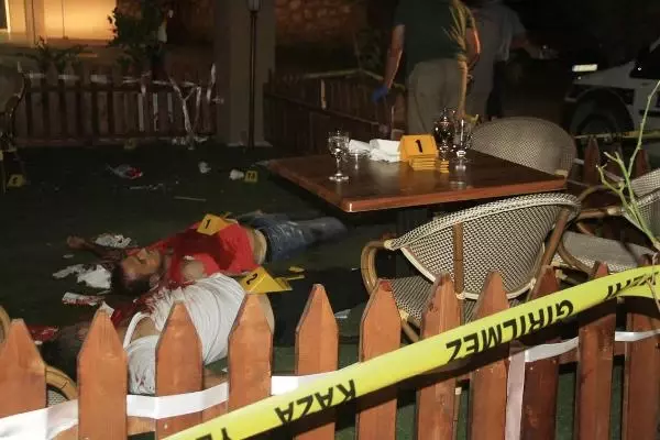 Kafeteryada Silahlı Kavga: 2 Ölü, 3 Yaralı Kafeteryada Silahlı Kavga: 2 Ölü, 3 Yaralı