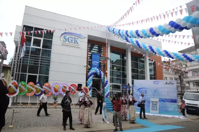 Hopa Sosyal Güvenlik Merkezi Binası Törenle Hizmete Açıldı