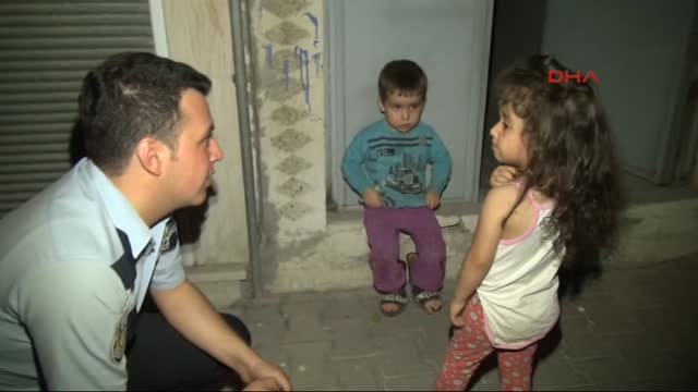 Babaları Tarafından Evde Yalnız Bırakılan 3 Çoçuğa Polis Sahip Çıktı