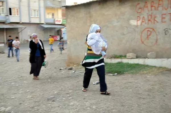 Mardin'de Elektrik Kesintisine Karşı Çiftçilerin Yol Kapatma Eylemi Sürüyor (4) Mardin'de Elektrik Kesintisine Karşı Çiftçilerin Yol Kapatma Eylemi Sürüyor (4)