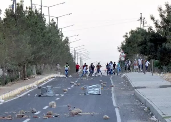 Mardin'de Elektrik Kesintisine Karşı Çiftçilerin Yol Kapatma Eylemi Sürüyor (4) Mardin'de Elektrik Kesintisine Karşı Çiftçilerin Yol Kapatma Eylemi Sürüyor (4)
