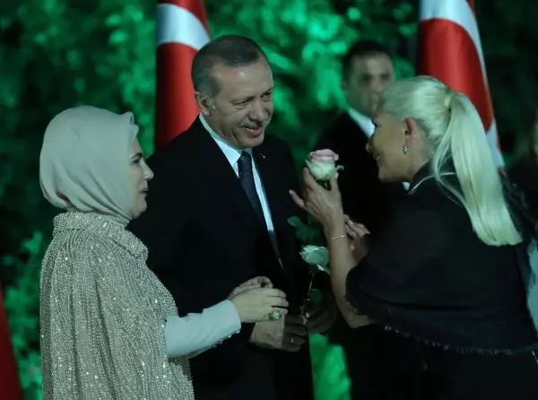 Muazzez Ersoy'dan Cumhurbaşkanı Erdoğan Ve Eşine Gül Jesti ...