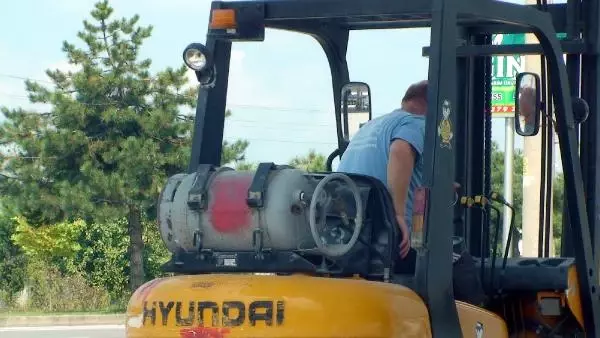 Lpg'li Forklift Yakıt Alıyor Lpg'li Forklift Yakıt Alıyor
