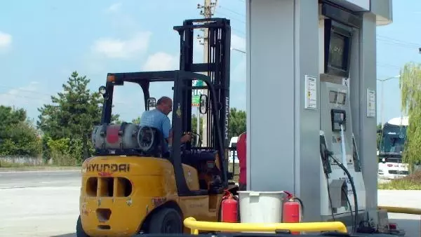 Lpg'li Forklift Yakıt Alıyor Lpg'li Forklift Yakıt Alıyor