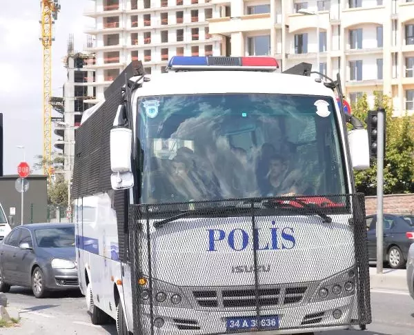 Koreli Leyla, Komiser Eşini Cezaevine Uğurladı Koreli Leyla, Komiser Eşini Cezaevine Uğurladı