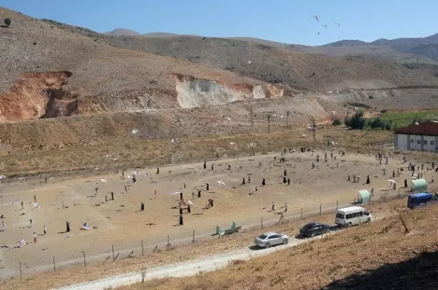 Çelikhan'da Kur'an Kursu Öğrencileri Uçurtma Uçurdu
