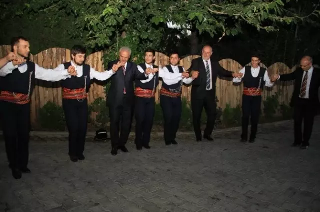 Macar Parlamenter Ebru ve Hat Sanatına Hayran Kaldı Macar Parlamenter Ebru ve Hat Sanatına Hayran Kaldı