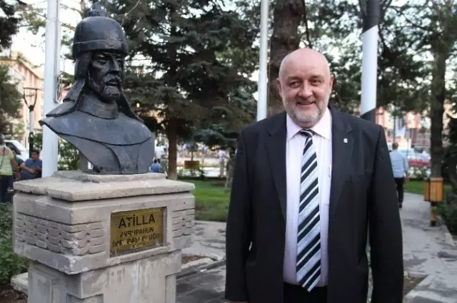 Macar Parlamenter Ebru ve Hat Sanatına Hayran Kaldı Macar Parlamenter Ebru ve Hat Sanatına Hayran Kaldı