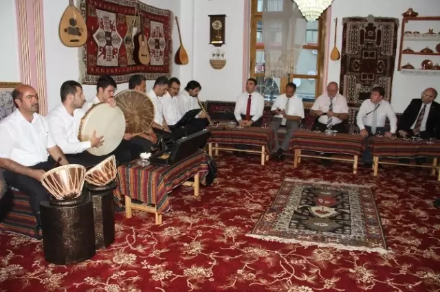 Macar Parlamenter Ebru ve Hat Sanatına Hayran Kaldı Macar Parlamenter Ebru ve Hat Sanatına Hayran Kaldı