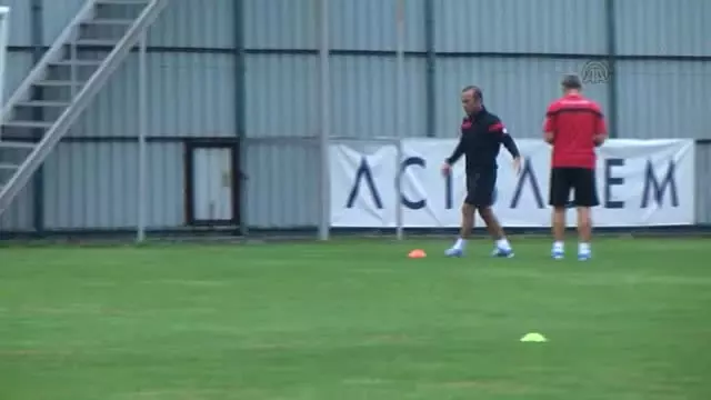 Sanatçı Sinan Özen, Çaykur Rizespor antrenmanını izledi -
