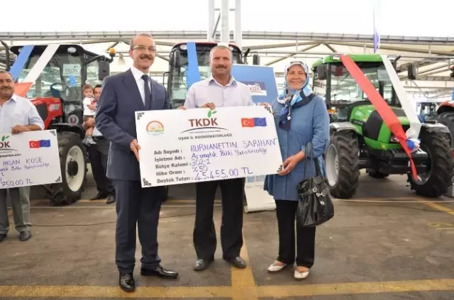 Uşaklı Çiftçilere Tkdk Tarafından 146 Traktör Teslim Edildi Uşaklı Çiftçilere Tkdk Tarafından 146 Traktör Teslim Edildi