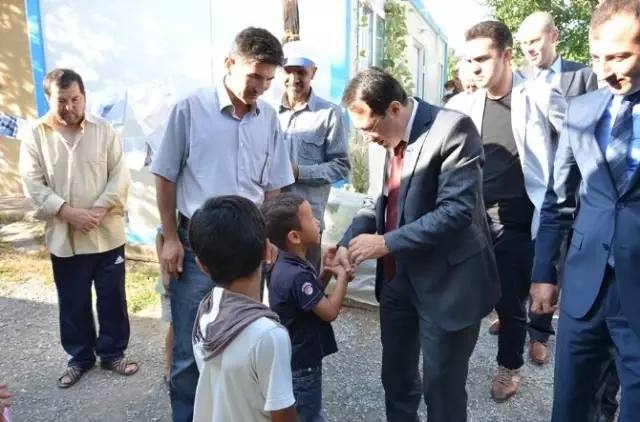 Vali Akdemir Afgan Mültecileri Ziyaret Etti Vali Akdemir Afgan Mültecileri Ziyaret Etti