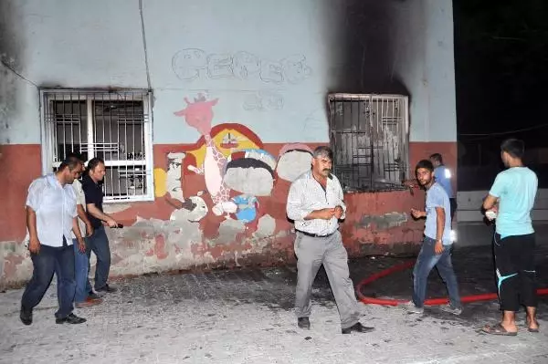 Cizre'de 2 Okul Molotof Kokteyli Atılarak Yakıldı Cizre'de 2 Okul Molotof Kokteyli Atılarak Yakıldı