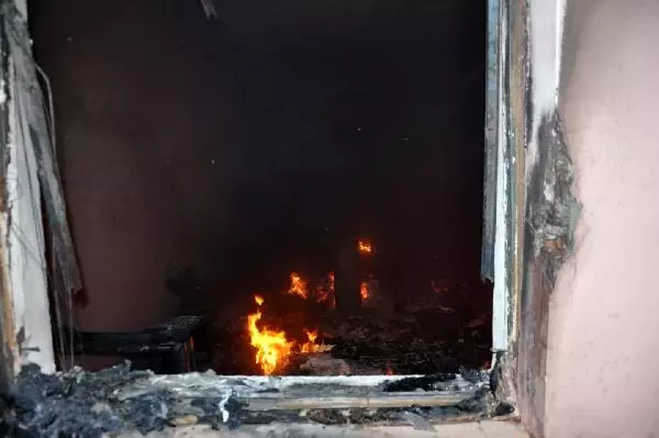 Cizre'de 2 Okul Molotof Kokteyli Atılarak Yakıldı Cizre'de 2 Okul Molotof Kokteyli Atılarak Yakıldı