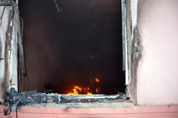 Cizre'de 2 Okul Molotof Kokteyli Atılarak Yakıldı Cizre'de 2 Okul Molotof Kokteyli Atılarak Yakıldı