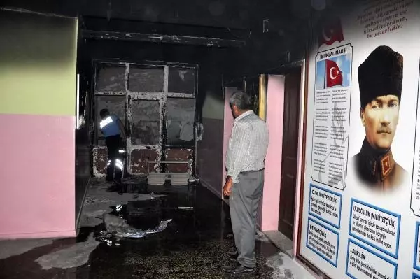Cizre'de 2 Okul Molotof Kokteyli Atılarak Yakıldı Cizre'de 2 Okul Molotof Kokteyli Atılarak Yakıldı