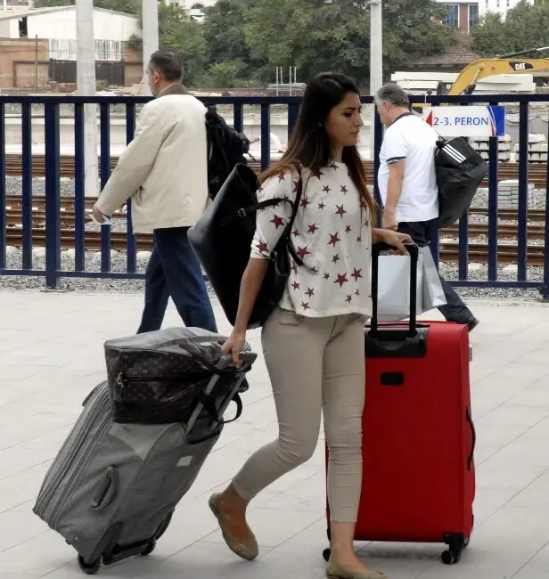 Üniversite Öğrencileri YHT'yi Tercih Ediyor Üniversite Öğrencileri YHT'yi Tercih Ediyor