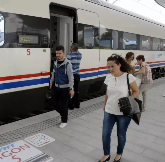 Üniversite Öğrencileri YHT'yi Tercih Ediyor Üniversite Öğrencileri YHT'yi Tercih Ediyor