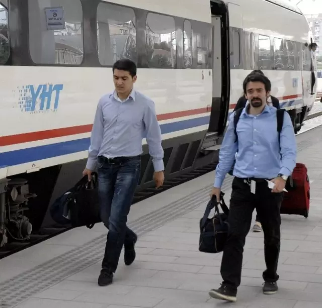 Üniversite Öğrencileri YHT'yi Tercih Ediyor Üniversite Öğrencileri YHT'yi Tercih Ediyor