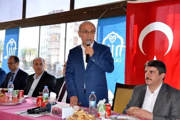 Bakan Elvan: Okul Yakmakla, Taş Atmakla Bir Yere Varamayız Bakan Elvan: Okul Yakmakla, Taş Atmakla Bir Yere Varamayız