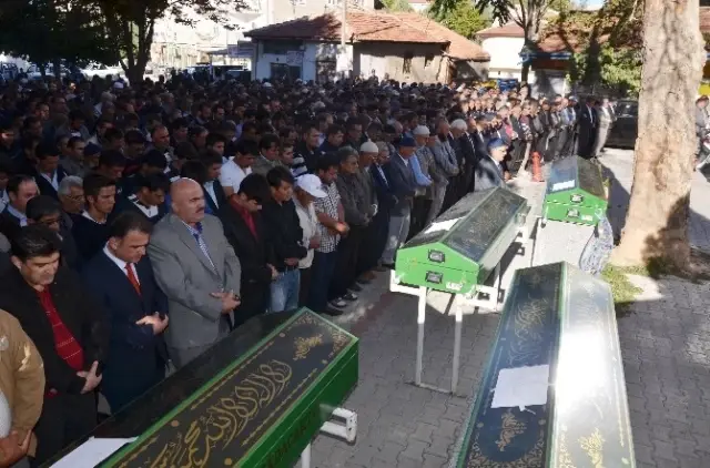 Yangında Ölen Anne ve 3 Çocuğu Toprağa Verildi