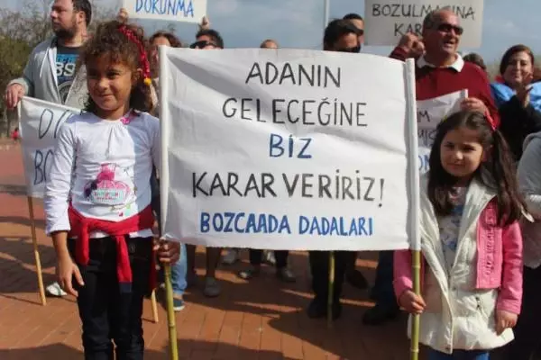 Bozcaadalılar Çevre Planını Protesto İçin Yürüdü