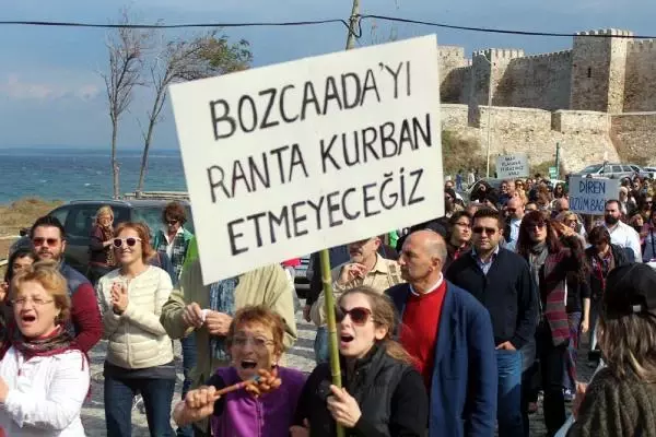 Bozcaadalılar Çevre Planını Protesto İçin Yürüdü