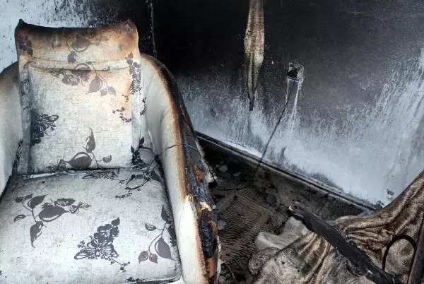 Prizde Uzun Süre Bırakılan Cep Telefonu Evi Yaktı Haber