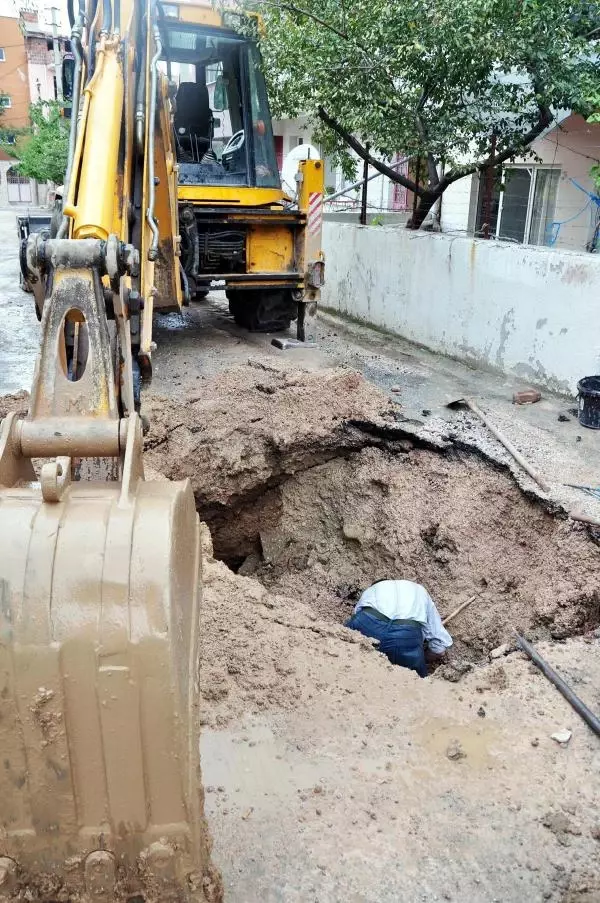 Soma�da Asfalt Çöktü, Çukura Düşen Kadın Yaralandı Manisa