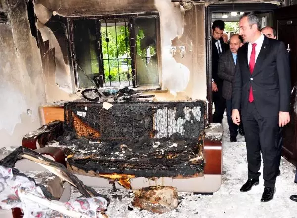 AKP'li Vekil Yakılan Külliyeyi Görünce Gözyaşlarını Tutamadı AKP'li Vekil Yakılan Külliyeyi Görünce Gözyaşlarını Tutamadı