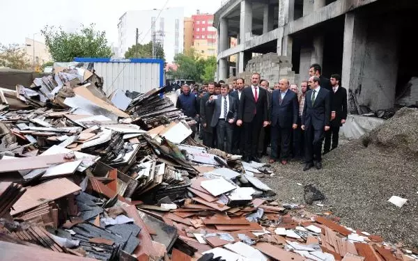 AKP'li Vekil Yakılan Külliyeyi Görünce Gözyaşlarını Tutamadı AKP'li Vekil Yakılan Külliyeyi Görünce Gözyaşlarını Tutamadı