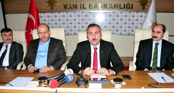 AKP'li Vekil Yakılan Külliyeyi Görünce Gözyaşlarını Tutamadı AKP'li Vekil Yakılan Külliyeyi Görünce Gözyaşlarını Tutamadı