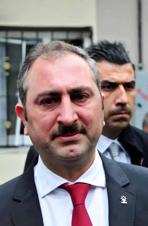 AKP'li Vekil Yakılan Külliyeyi Görünce Gözyaşlarını Tutamadı AKP'li Vekil Yakılan Külliyeyi Görünce Gözyaşlarını Tutamadı