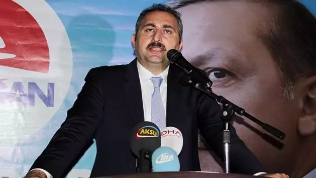 AK Parti'li Gül Yakılan Kuran Kursunu Görünce Gözyaşlarını Tutamadı AK Parti'li Gül Yakılan Kuran Kursunu Görünce Gözyaşlarını Tutamadı