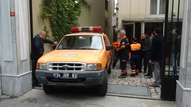 AFAD Ekipleri Konsoloslukta İnceleme Yapıyor İstanbul