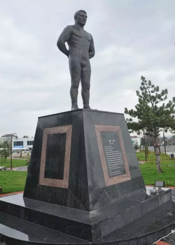 Yaşar Doğu'nun Heykeli Tartışma Yarattı Yaşar Doğu'nun Heykeli Tartışma Yarattı