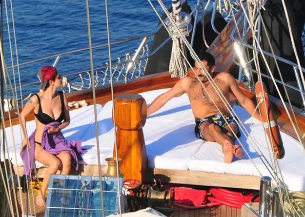 Kenan İmirzalıoğlu'ndan Sevgilisine Büyük Jest Kenan İmirzalıoğlu'ndan Sevgilisine Büyük Jest
